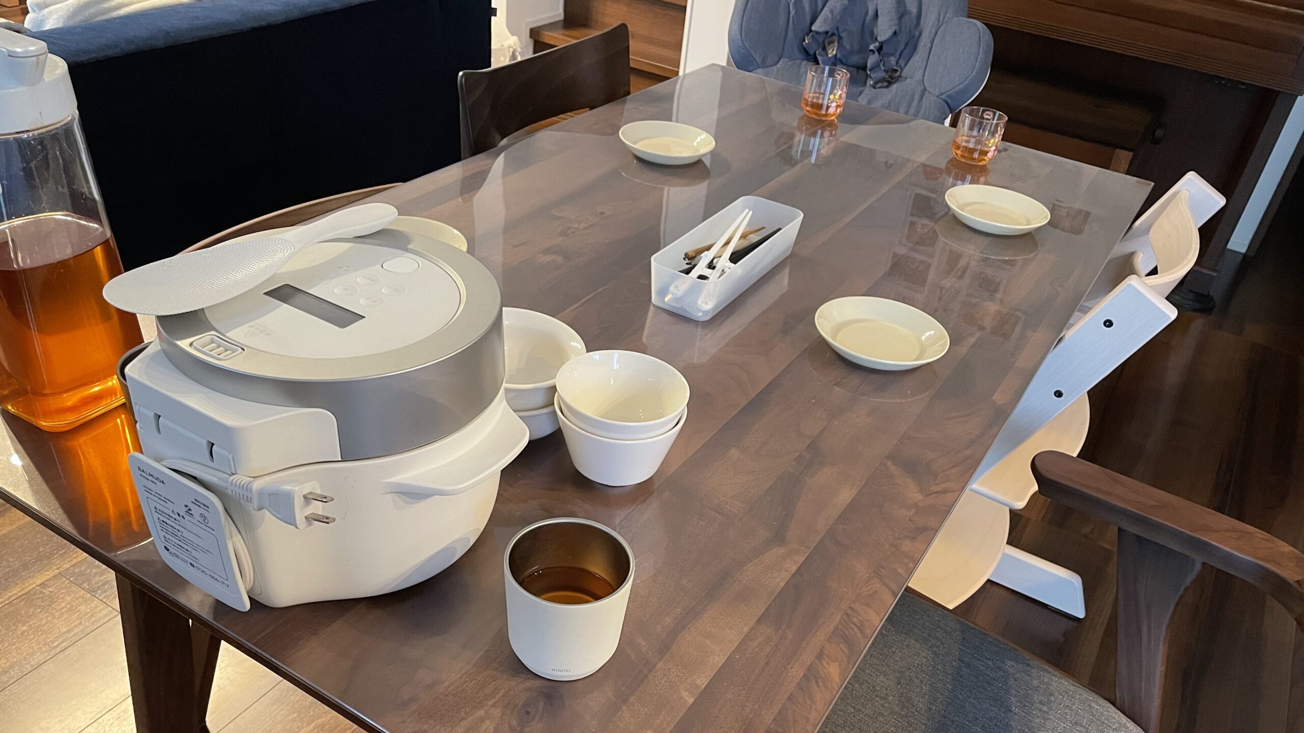 ダイニングテーブルに炊飯器